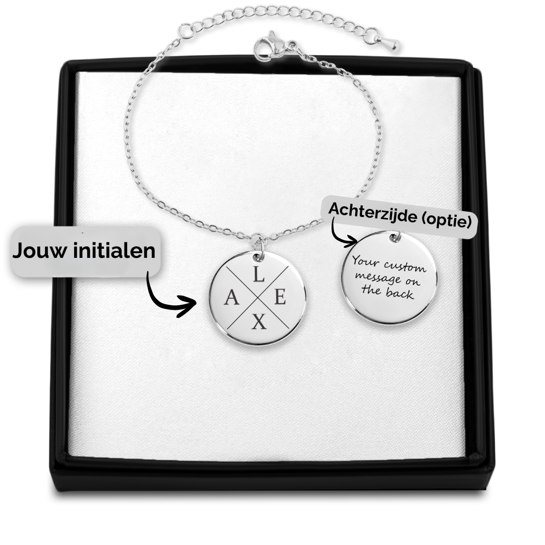 Armband initialen met 4 gegraveerde letters op een hanger munt