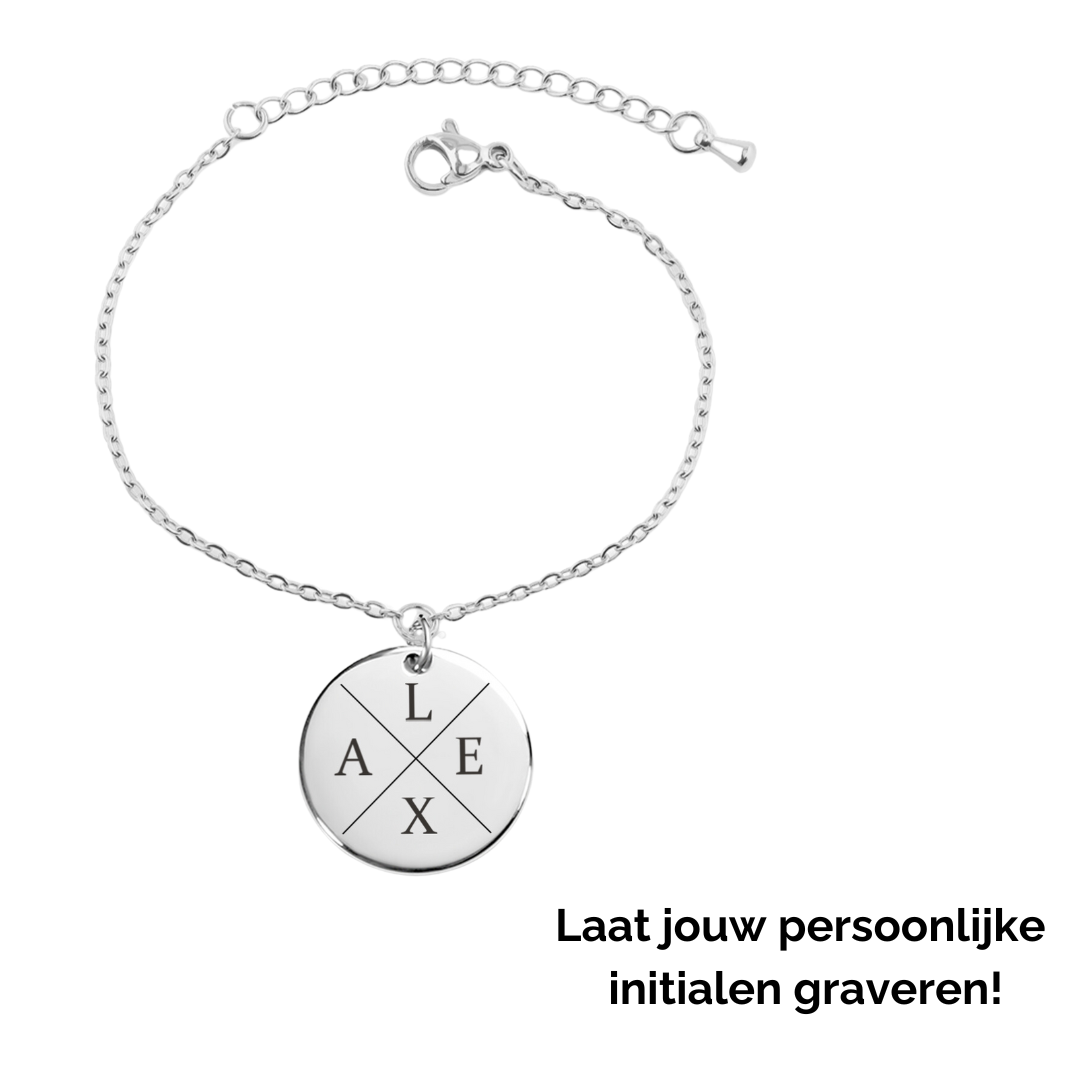 Armband initialen met 4 gegraveerde letters op een hanger munt