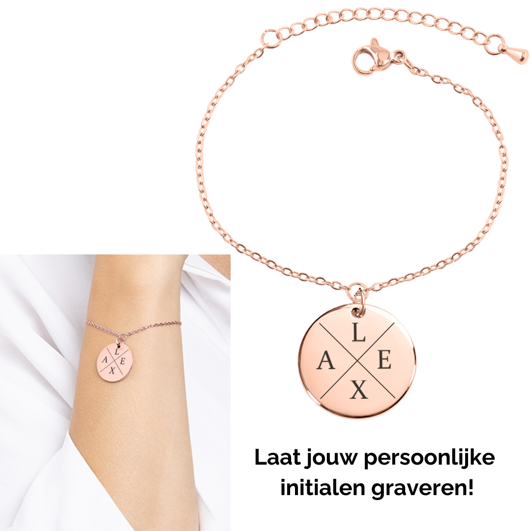 Armband initialen met 4 gegraveerde letters op een hanger munt