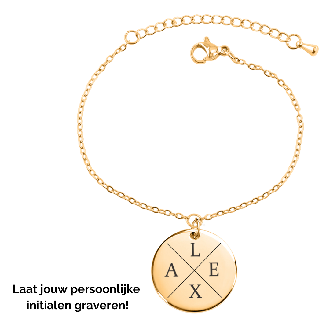Armband initialen met 4 gegraveerde letters op een hanger munt