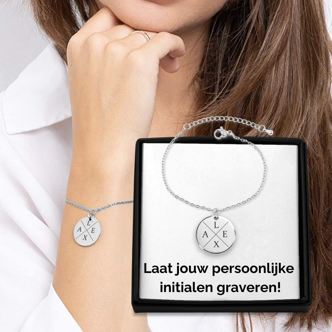Armband initialen met 4 gegraveerde letters op een hanger munt