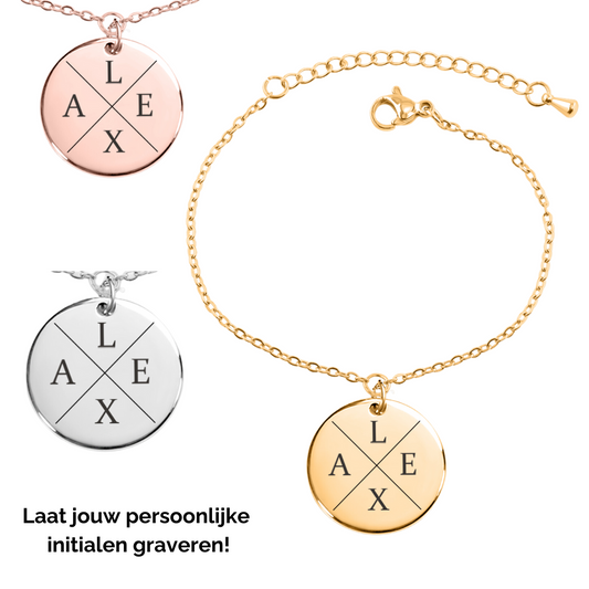 Armband initialen met 4 gegraveerde letters op een hanger munt