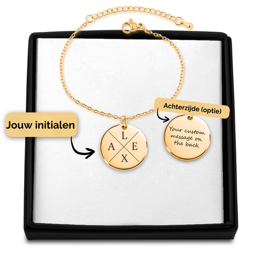Armband initialen met 4 gegraveerde letters op een hanger munt